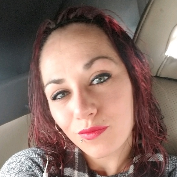 Meet your Posher, Nicole - Picture 1 of 1